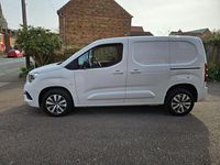Second-hand Vauxhall Combo 100 CP (73 kW) 2023 Alb Monovolum