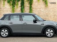 Usado Mini Cooper Classic 134 HP (98 kW) 2021 Cinzento Citadino