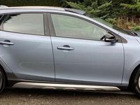 Begagnad Volvo V40 Plus 2018 Blå Halvkombi