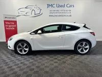 Usado Vauxhall Astra GTC Sport 140 HP (102 kW) 2013 Branco Citadino