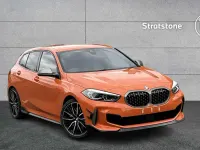 Begagnad BMW M135 Shadowline 302 HK (222 kW) 2022 Orange Halvkombi