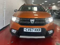 Usado Dacia Sandero Stepway 90 CV (66 kW) 2017 Naranja Utilitario