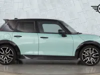 Usado Mini Cooper Hatch 113 kW (154 CV) 2025 Verde Utilitario