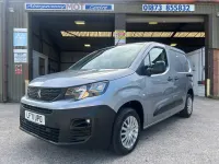 Używany Peugeot Partner Premium 75 KM (55 kW) 2021 Szary Minivan