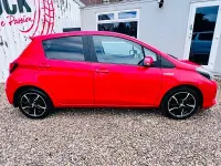 Used Toyota Yaris Design 100 HP (73 kW) 2015 Red Hatchback