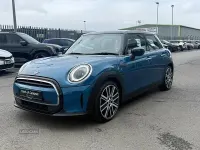 Begagnad Mini Cooper Exclusive 2023 Blå Halvkombi