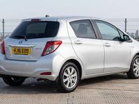 Used Toyota Yaris Hybrid 101 HP (74 kW) 2016 Silver Hatchback