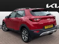 Usado Kia Stonic 101 HP (74 kW) 2023 Vermelho SUV
