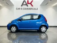 Usado Toyota Aygo 67 CV (49 kW) 2011 Azul Utilitario