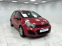 Używany Kia Rio 85 KM (62 kW) 2013 Czerwony Hatchback