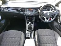 Used Vauxhall Astra SRi 150 HP (110 kW) 2017 White Hatchback