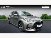 Begagnad Toyota Yaris Hybrid Design 2024 Brun Halvkombi