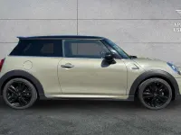 Usado Mini Cooper Hatch 134 CV (98 kW) 2020 Gris Utilitario