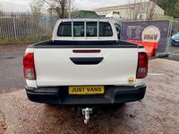 Used Toyota HiLux Active 150 HP (110 kW) 2019 White Pickup