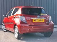 Used Toyota Yaris Hybrid T4 101 HP (74 kW) 2013 Red Hatchback