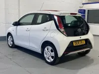 Usado Toyota Aygo 68 CV (50 kW) 2018 Blanco Utilitario
