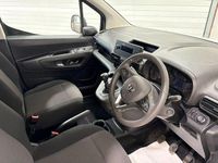 Second-hand Vauxhall Combo 100 CP (73 kW) 2021 Alb Monovolum