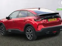 Begagnad Citroën e-C4 Shine 100 kW (136 HK) 2023 Röd Halvkombi