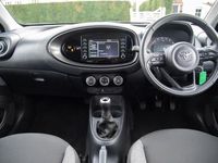 Usado Toyota Aygo X PURE 72 HP (52 kW) 2023 Prateado SUV