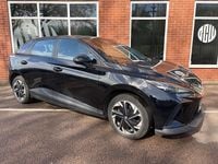 Begagnad MG MG4 EV SE 319 kW (435 HK) 2023 Svart Halvkombi