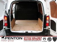 Used Vauxhall Combo Sportive 100 HP (73 kW) 2020 White Van