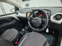 Begagnad Toyota Aygo x-press 2015 Vit Halvkombi