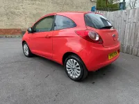 Usado Ford Ka Zetec 69 CV (50 kW) 2012 Rojo Utilitario