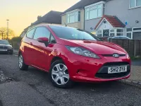 Usado Ford Fiesta 82 CV (60 kW) 2012 Rojo Utilitario