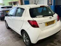 Używany Toyota Yaris 99 KM (72 kW) 2015 Biały Hatchback
