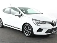 Used Renault Clio Iconic 90 HP (66 kW) 2022 White Hatchback