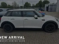 Usado Mini Cooper Classic 134 HP (98 kW) 2023 Branco Citadino