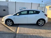 Used Vauxhall Astra SRi 100 HP (73 kW) 2015 White Hatchback