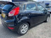 Usado Ford Fiesta Zetec 95 HP (69 kW) 2014 Preto Citadino