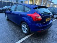 Gebraucht Ford Focus Zetec 125 PS (91 kW) 2014 Blau Kleinwagen