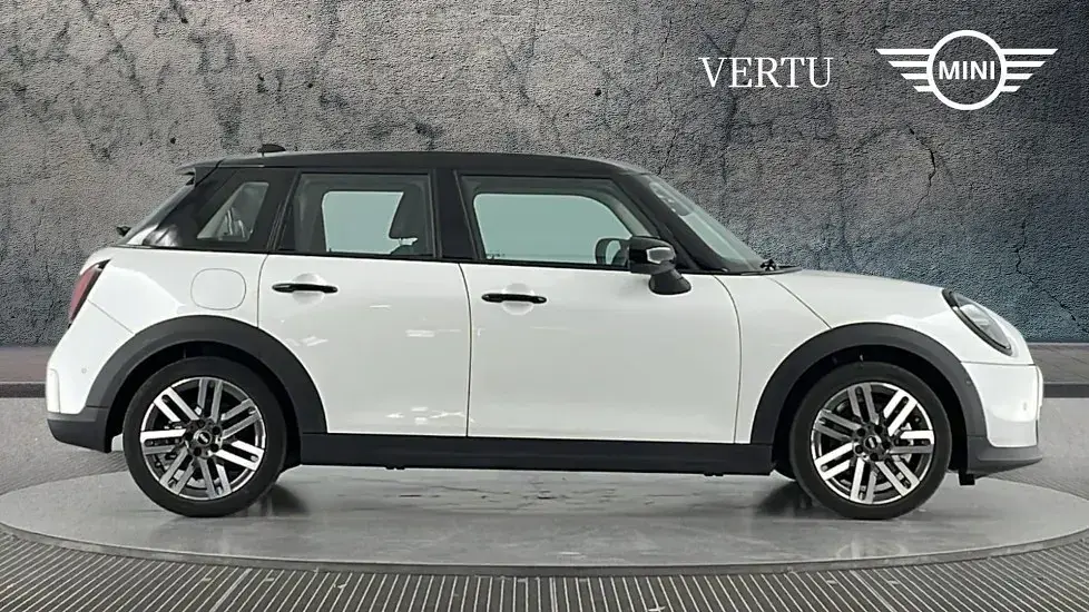 Begagnad Mini Cooper Hatch 156 HK (114 kW) 2024 Vit Halvkombi