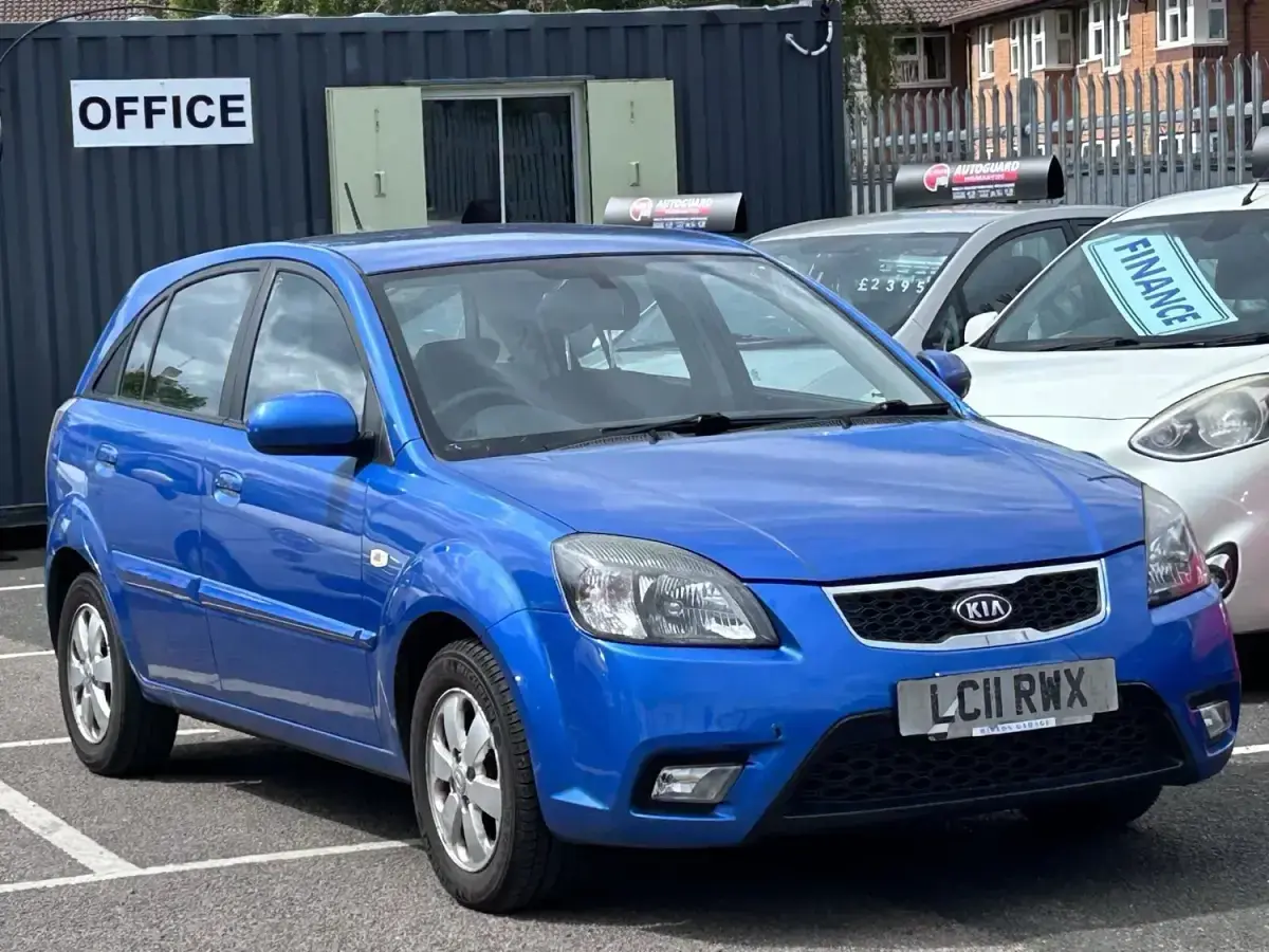 Begagnad Kia Rio 95 HK (69 kW) 2011 Blå Halvkombi