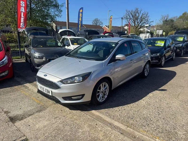 Begagnad Ford Focus Zetec 2015 Silver Halvkombi