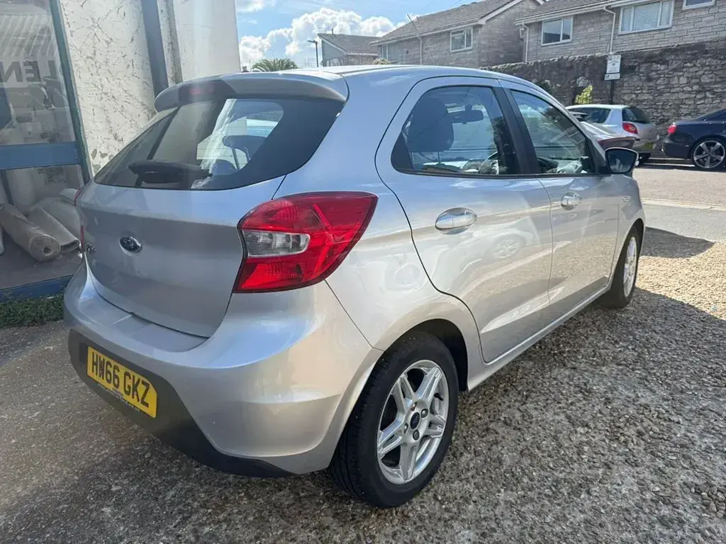 Usado Ford Ka Plus Zetec 70 HP (51 kW) 2016 Prateado Citadino