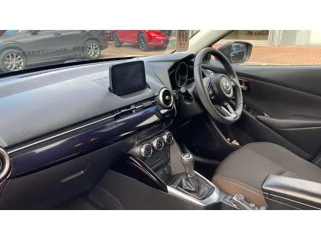 Begagnad Mazda 2 88 HK (64 kW) 2020 Röd Halvkombi