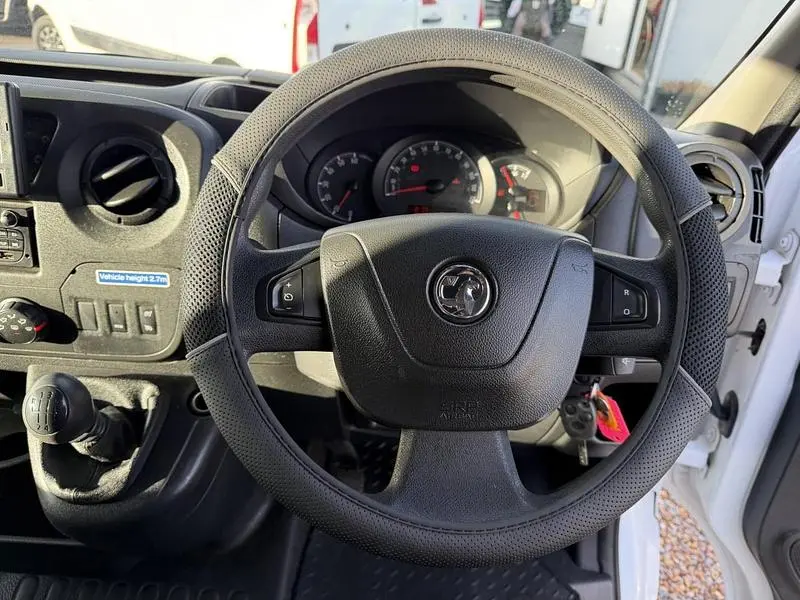 Second-hand Vauxhall Movano 130 CP (95 kW) 2018 Alb Monovolum