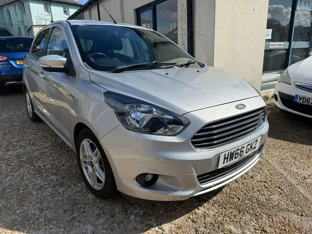 Usado Ford Ka Plus Zetec 70 HP (51 kW) 2016 Prateado Citadino
