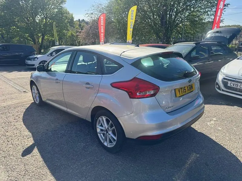 Begagnad Ford Focus Zetec 2015 Silver Halvkombi