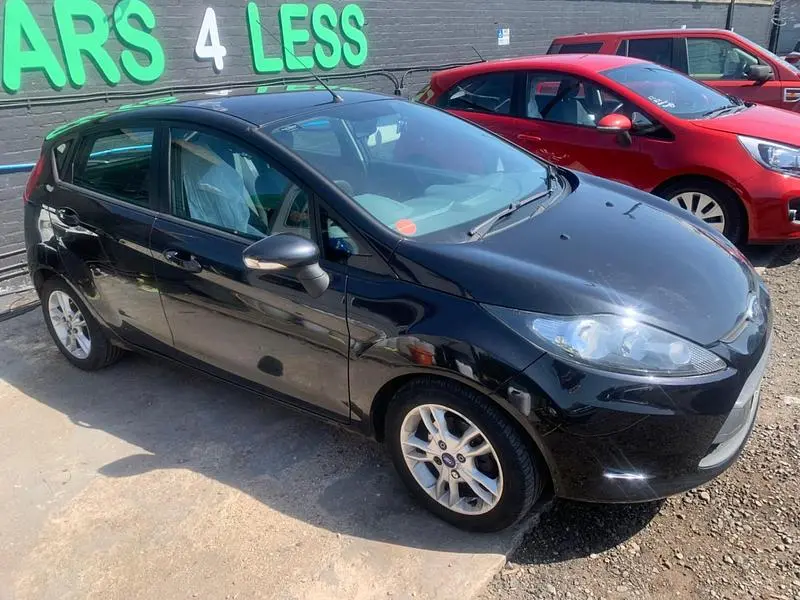Begagnad Ford Fiesta 2010 Svart Halvkombi