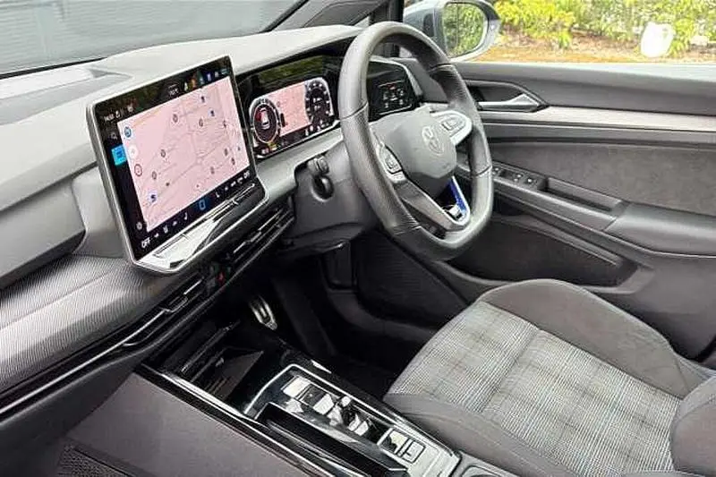 Second-hand VW Golf VIII GTE 272 CP (200 kW) 2025 Gri Hatchback