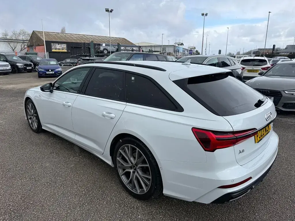 Begagnad Audi A6 Black Edition 204 HK (150 kW) 2023 Vit Kombi