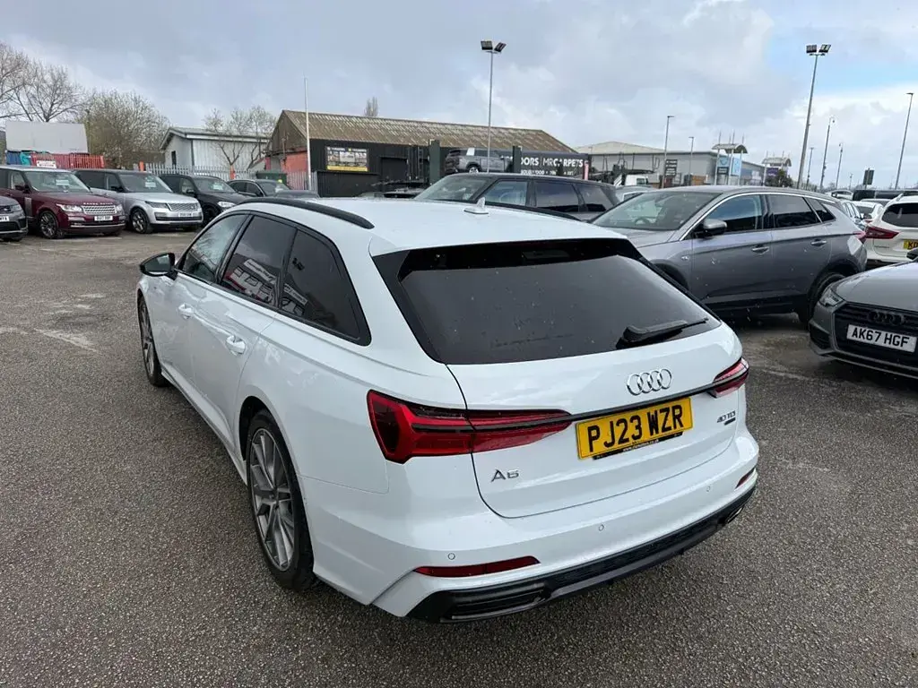 Begagnad Audi A6 Black Edition 204 HK (150 kW) 2023 Vit Kombi