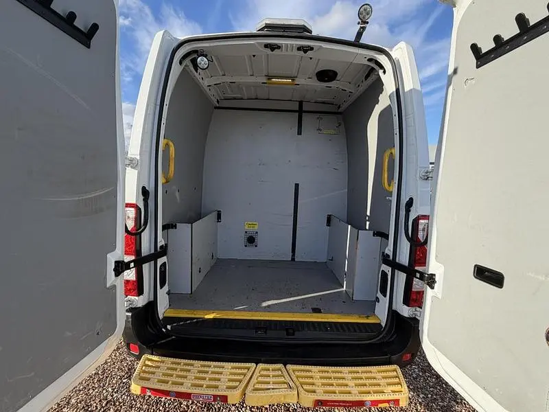 Second-hand Vauxhall Movano 130 CP (95 kW) 2018 Alb Monovolum