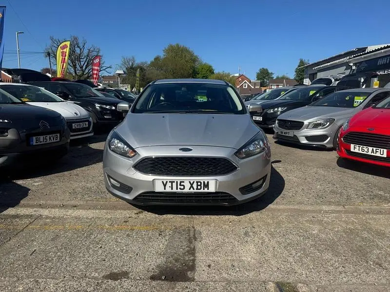 Begagnad Ford Focus Zetec 2015 Silver Halvkombi