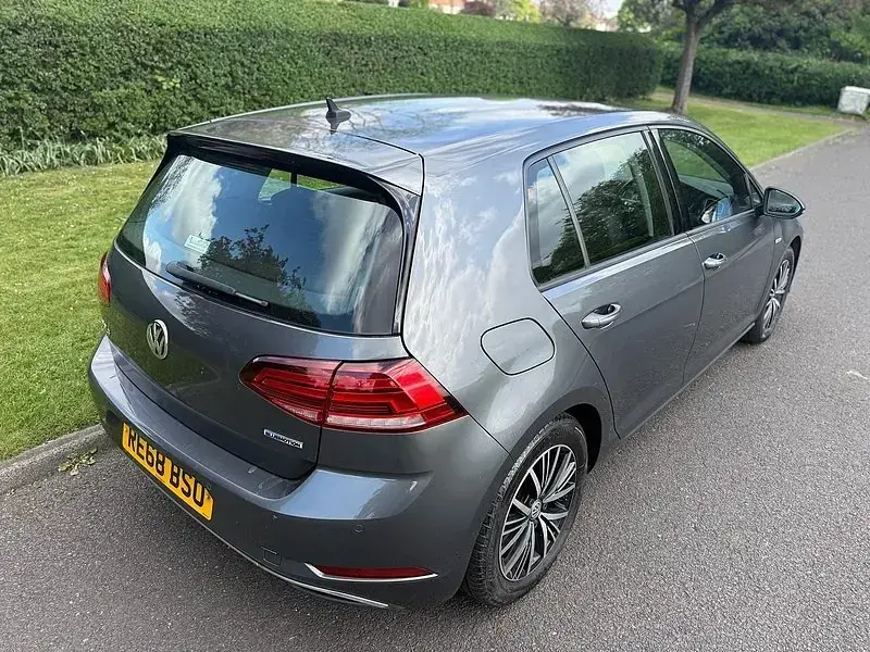 Begagnad VW Golf VII SE 130 HK (95 kW) 2018 Grå Halvkombi