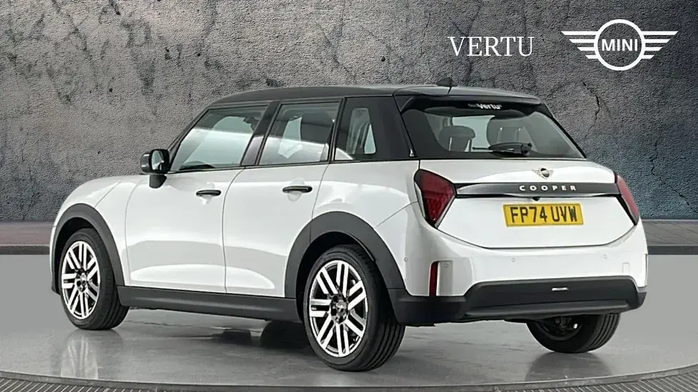 Begagnad Mini Cooper Hatch 156 HK (114 kW) 2024 Vit Halvkombi
